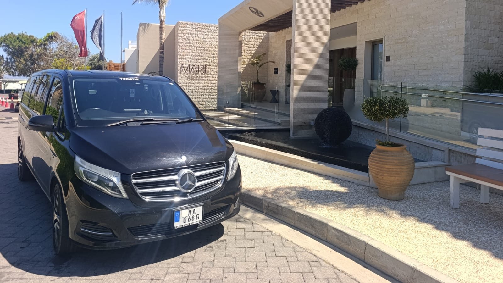 מרצדס V-Class VIP Vito של North Cyprus Transfers ממתין בכניסה למלון בצפון קפריסין