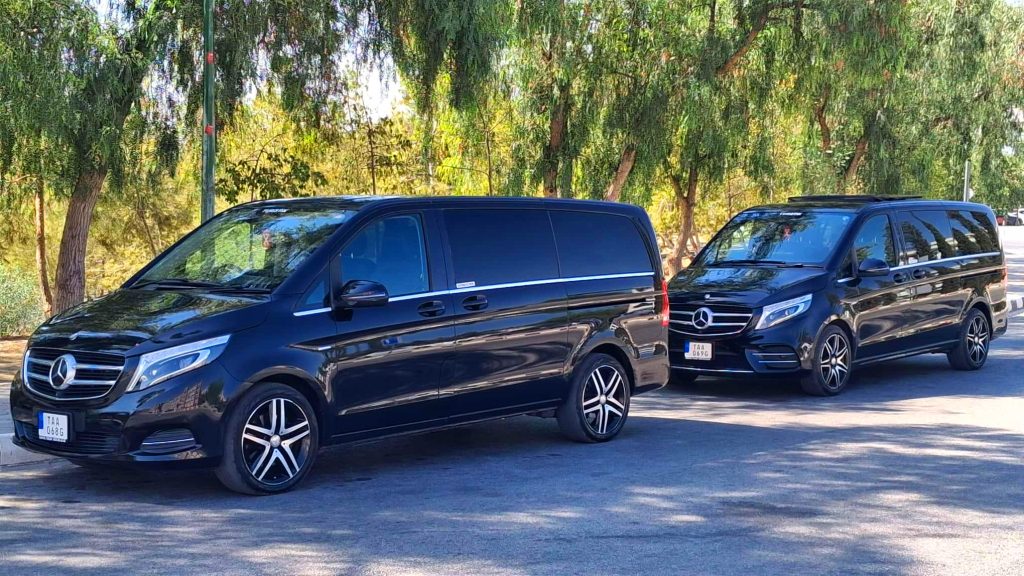 שניים מרכבי ה-Mercedes VIP Vito שלנו, חונים זה לצד זה